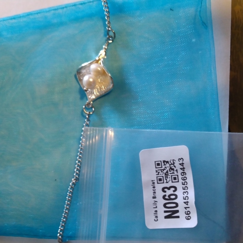 N063 Calla Lily Bracelet NWT
